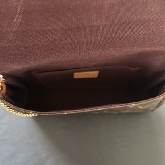 Louis VuittonCrossbody *Authentic* - Picture 4 of 6